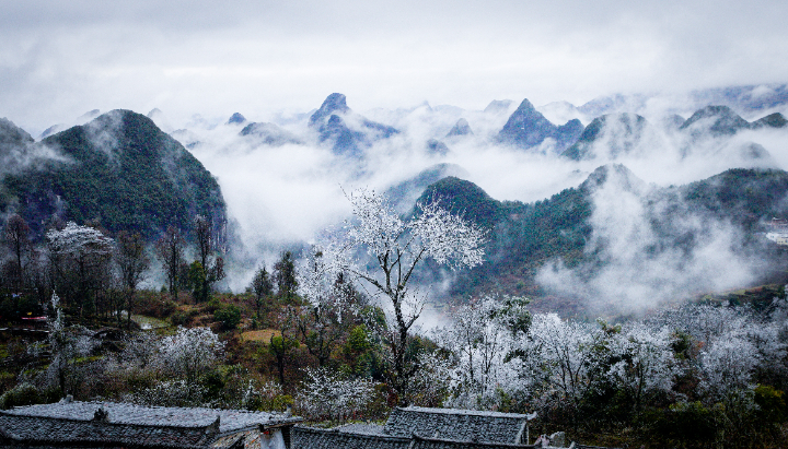 Không khí se lạnh dịu nhẹ, hoàn hảo để thưởng thức ẩm thực nóng hổi và khám phá các công trình cổ kính.
