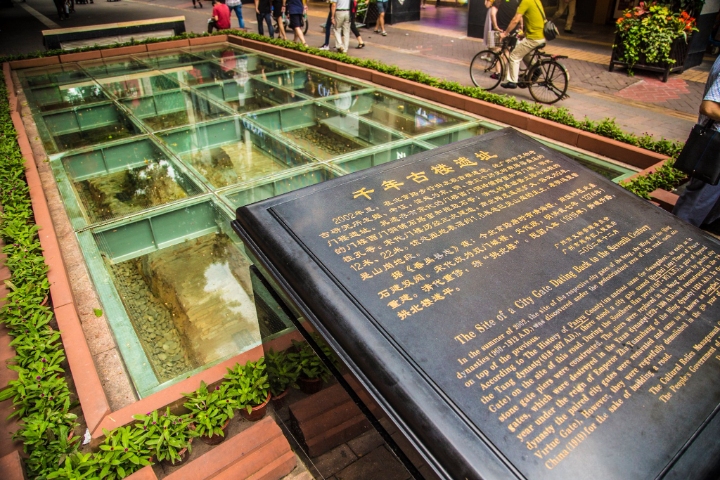 Khu phố sầm uất với lớp kính trong suốt trên mặt đường hé lộ dấu tích con đường cổ hàng trăm năm tuổi.