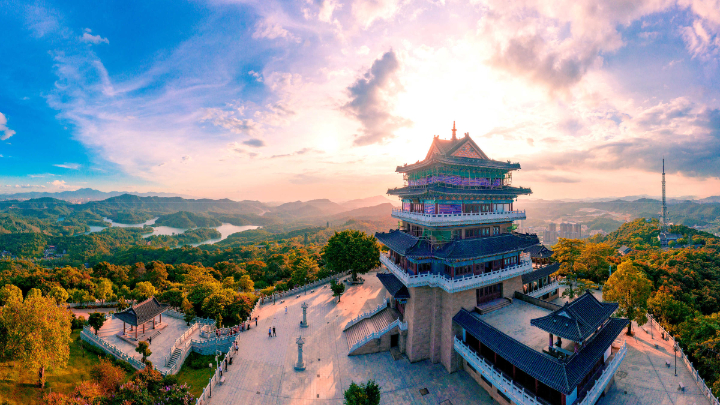 Núi Bạch Vân mang đến không gian xanh trong lành, thích hợp để leo núi, thư giãn và tận hưởng cảnh quan thiên nhiên tuyệt đẹp.