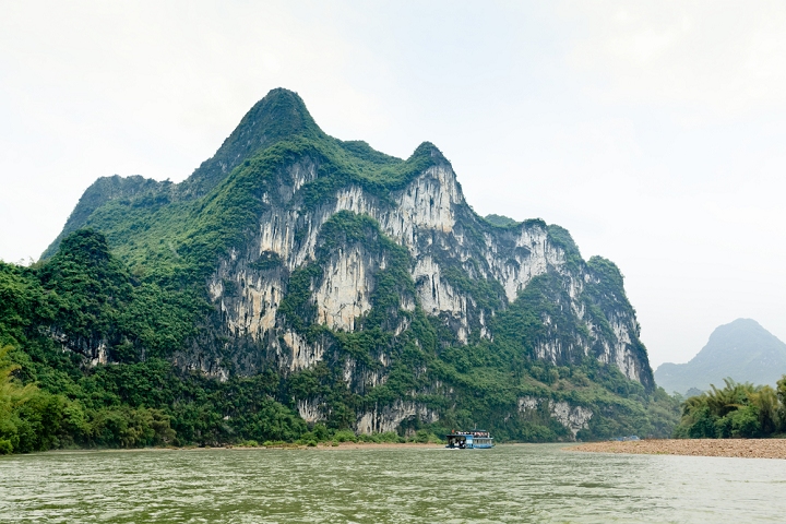 Vách đá huyền bí với hình ảnh chín con ngựa ẩn hiện