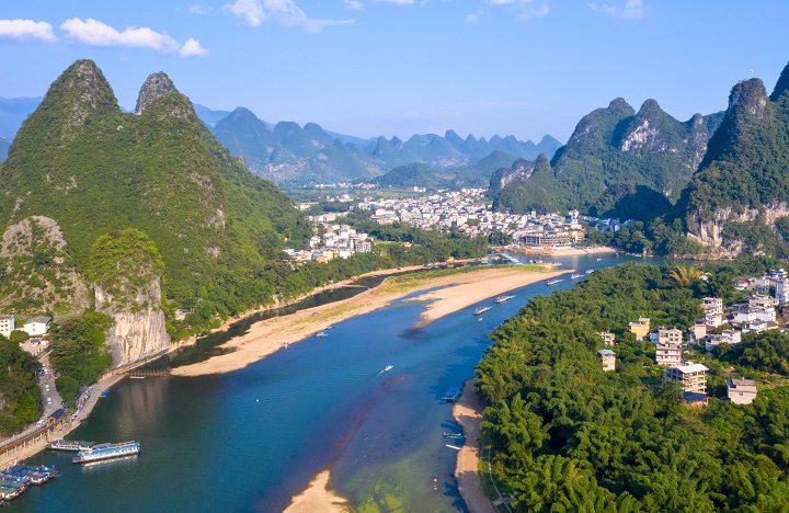 Dòng Li Giang thơ mộng bên những dãy núi đá vôi hùng vĩ