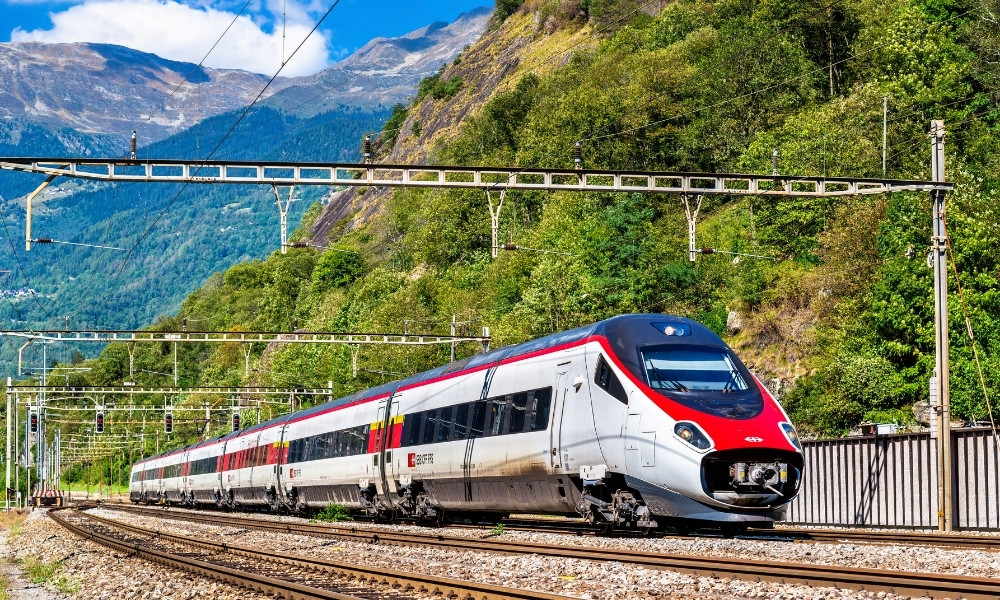 Hệ thống tàu cao tốc tại Quý Châu giúp rút ngắn thời gian di chuyển giữa các điểm đến