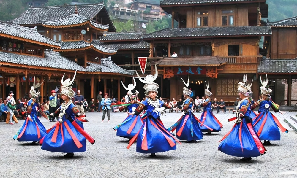 Trang phục truyền thống rực rỡ của phụ nữ dân tộc Miêu thu hút mọi ánh nhìn trong lễ hội