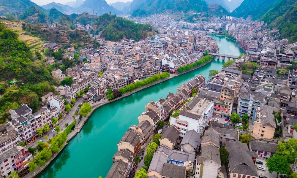 Cổ trấn Trấn Viễn uốn mình bên dòng Vũ Dương, mang dáng vẻ cổ kính giữa non nước hữu tình.