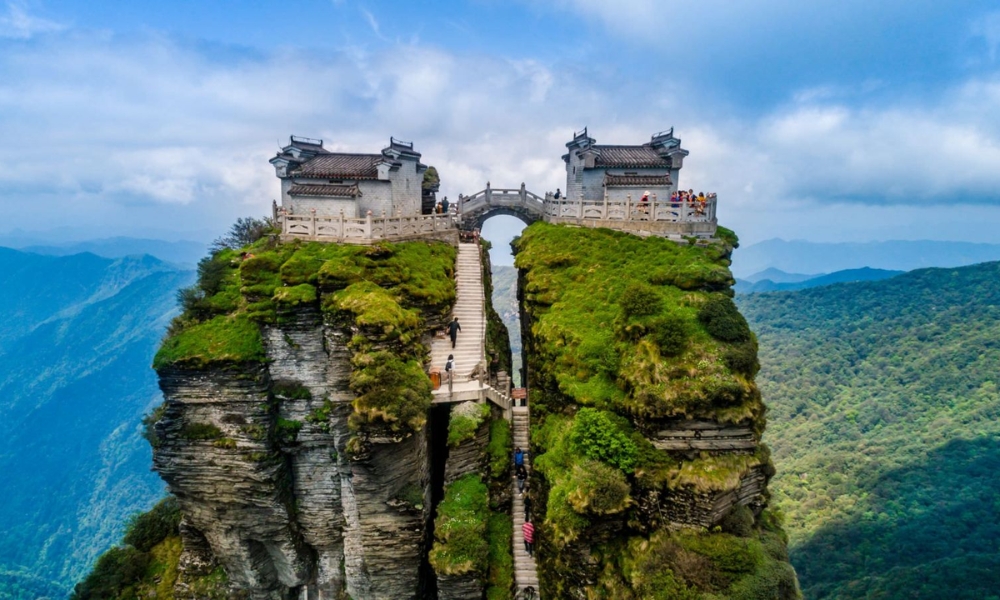 Biển mây huyền ảo trên đỉnh Phạm Tịnh Sơn – nơi thiên nhiên và tâm linh giao hòa.