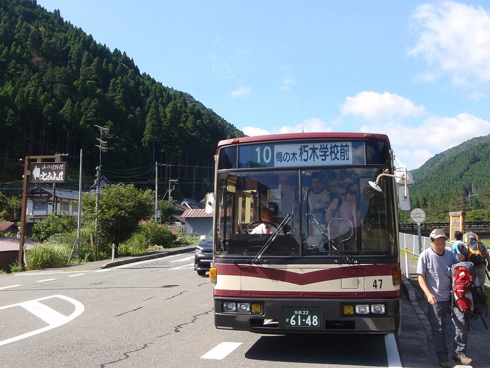 Tàu JR và xe buýt là phương tiện phổ biến đưa du khách đến Shiga