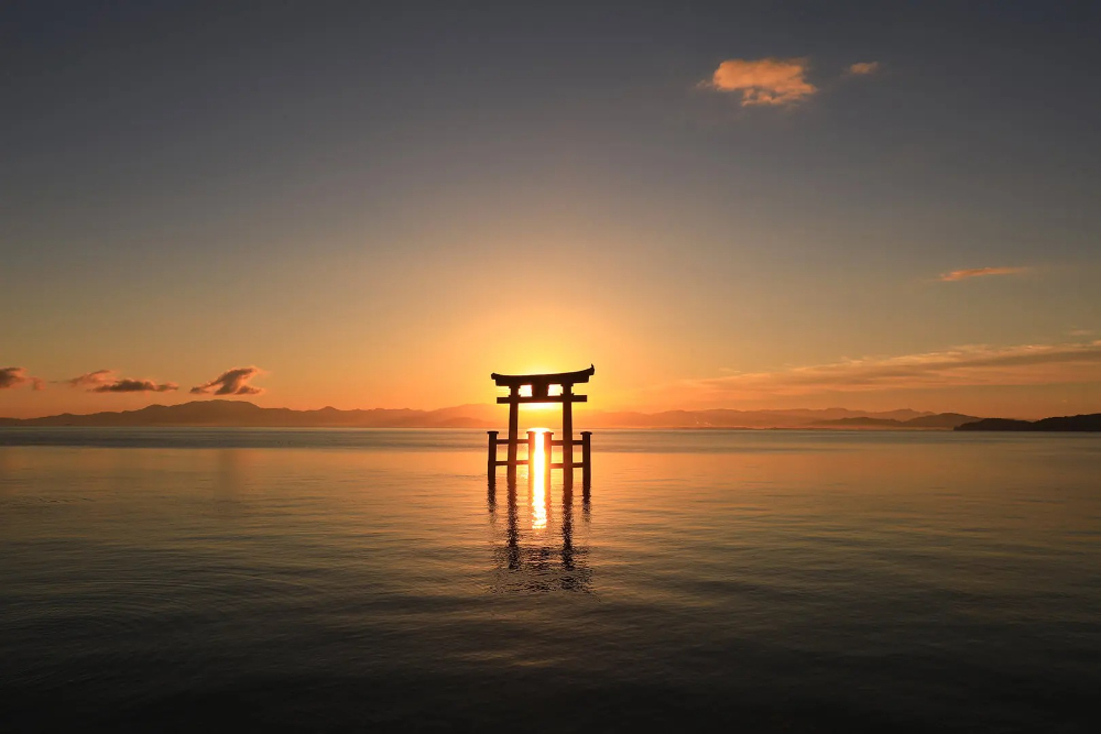 Đền Shirahige giữa hồ Biwa với cổng torii nổi trên mặt nước