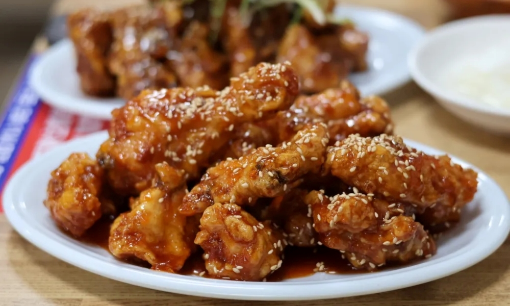 Gà rán phủ sốt sườn bò - Món ăn “bùng nổ vị giác” từng gây sốt trên màn ảnh Hàn