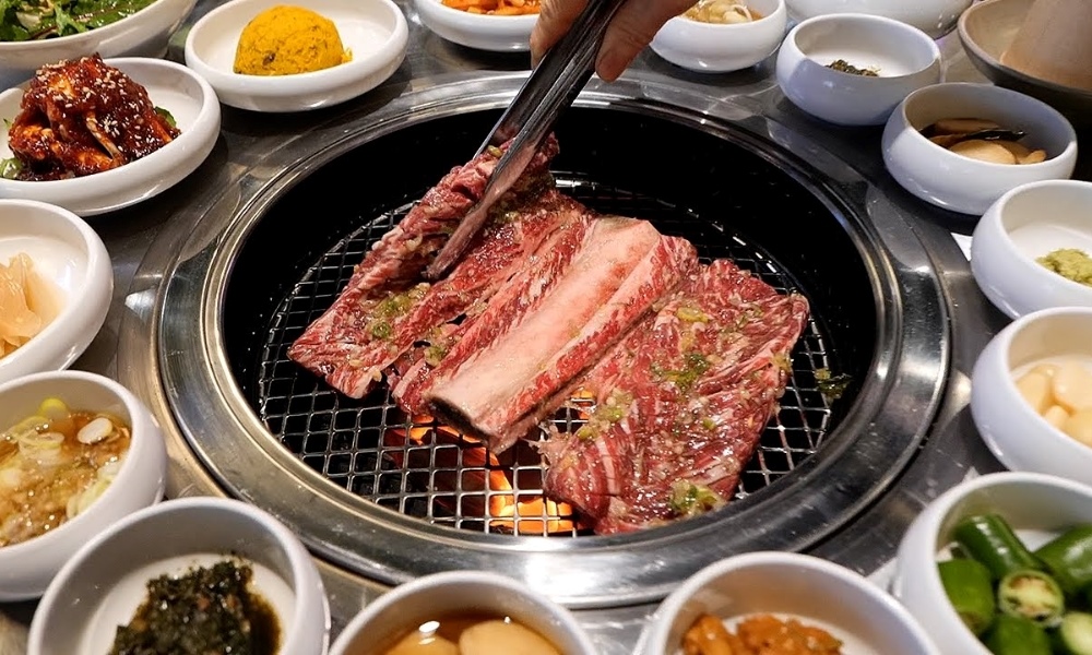 Sườn bò Suwon nướng than hồng, thơm lừng và mềm mọng tan trong miệng