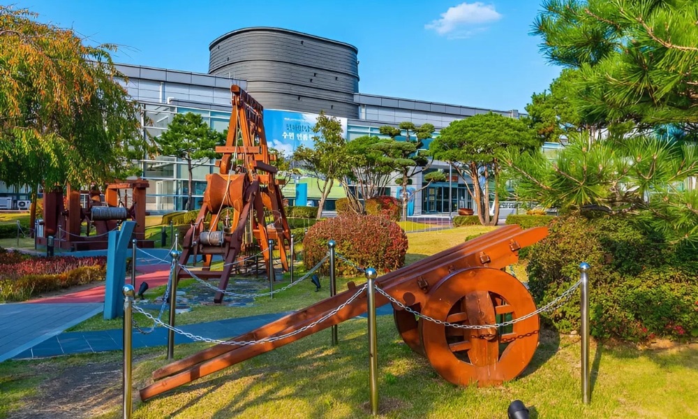 Bảo tàng Suwon Hwaseong giới thiệu lịch sử và kiến trúc của pháo đài Hwaseong 