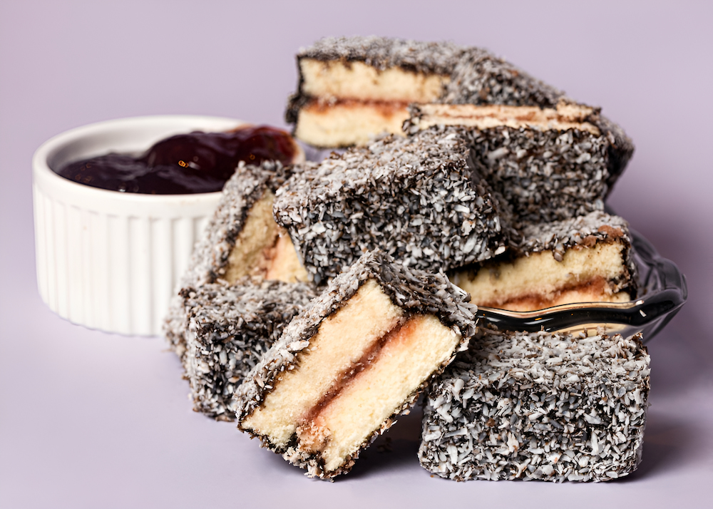 Món bánh xốp Lamington được nhiều du khách yêu thích