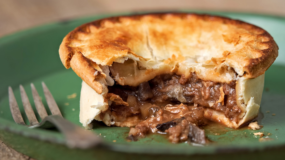Meat Pie sở hữu lớp vỏ ngoài giòn xốp, bên trong là phần nhân đậm đà