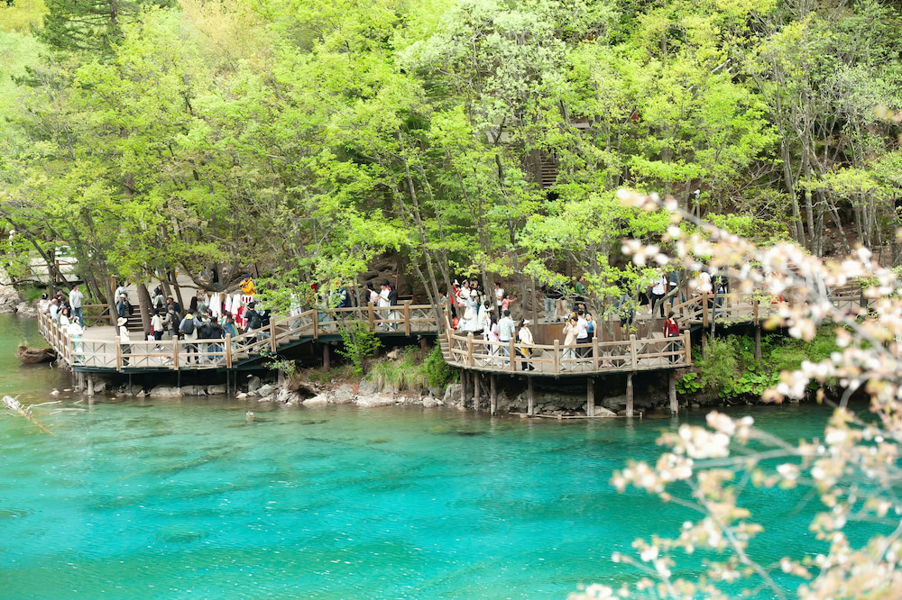 Nam Sơn Đại Hiếu Động Thiên thu hút đông đảo du khách ghé thăm