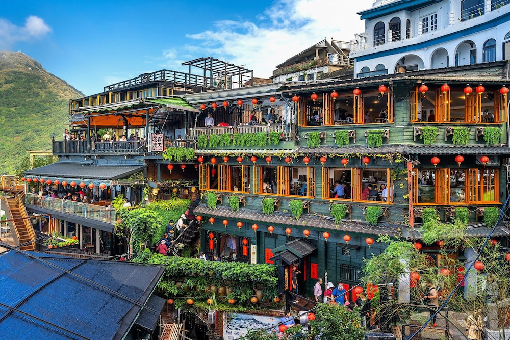 Cửu Phần nổi tiếng với vẻ đẹp giao hòa giữa núi, biển cùng những ngôi nhà cổ kính