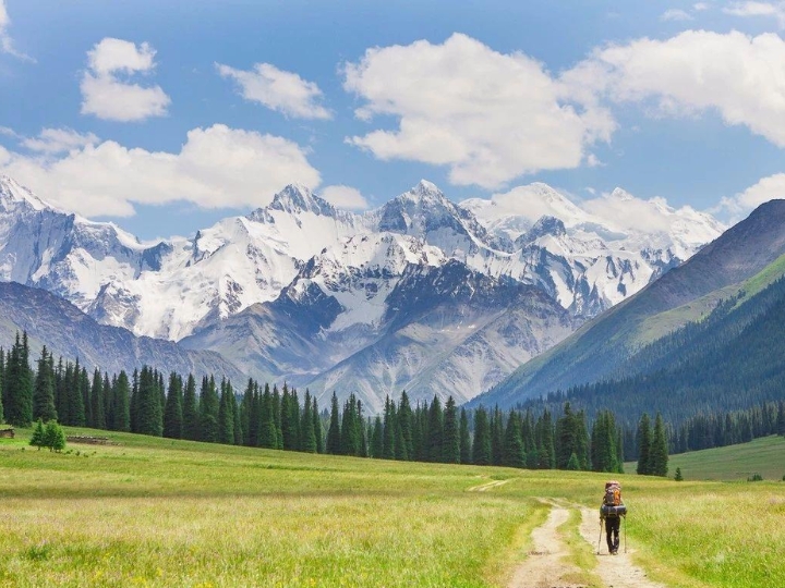 Mùa thu Tân Cương với bầu trời trong xanh, thời tiết dễ chịu