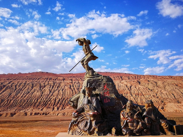 Núi Hỏa Diệm nổi bật với khí nóng và cảnh quan độc đáo, gắn liền với huyền thoại Tây Du Ký.