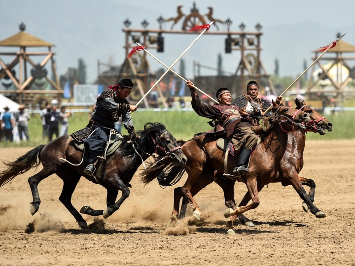 Thi đấu trên lưng ngựa là bộ môn không thể thiếu trong lễ hội