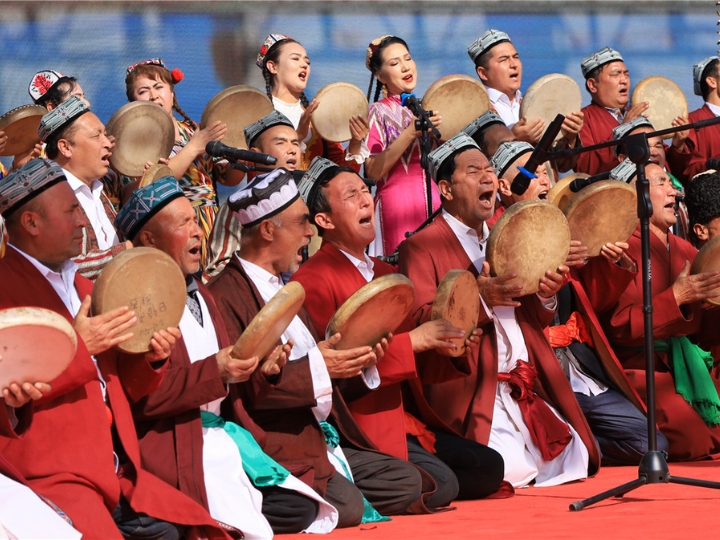 Một buổi lễ hội Meshrep truyền thống của người Duy Ngô Nhĩ, nơi mọi người cùng nhau ca hát và nhảy múa.