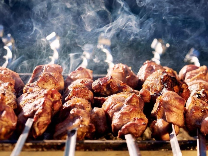 Xiên thịt cừu nướng vàng ruộm, thơm lừng đặc trưng của Tân Cương.
