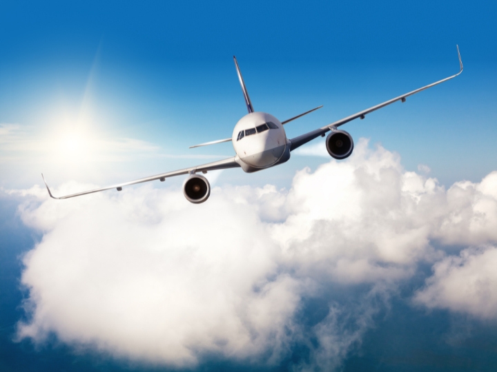 Máy bay là phương tiện chính để đến Tân Cương với các chuyến bay quá cảnh tại Quảng Châu, Bắc Kinh hoặc Thượng Hải.