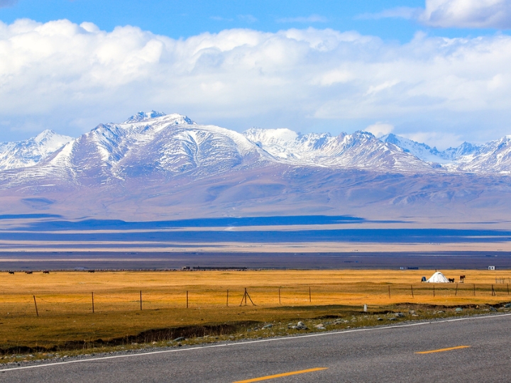 Thảo nguyên Bayanbulak rộng lớn được các dãy núi tuyết bao quanh