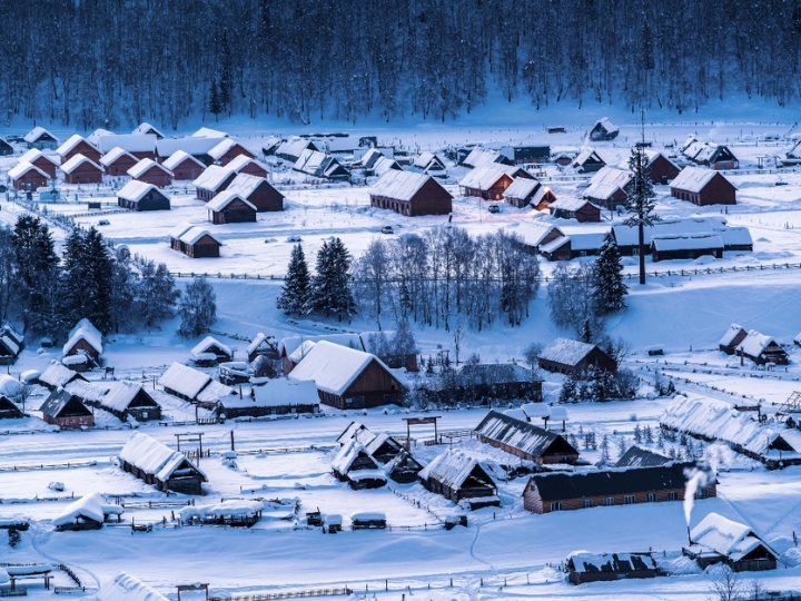 Làng Hemu yên bình, với nhà gỗ và thiên nhiên hoang sơ.