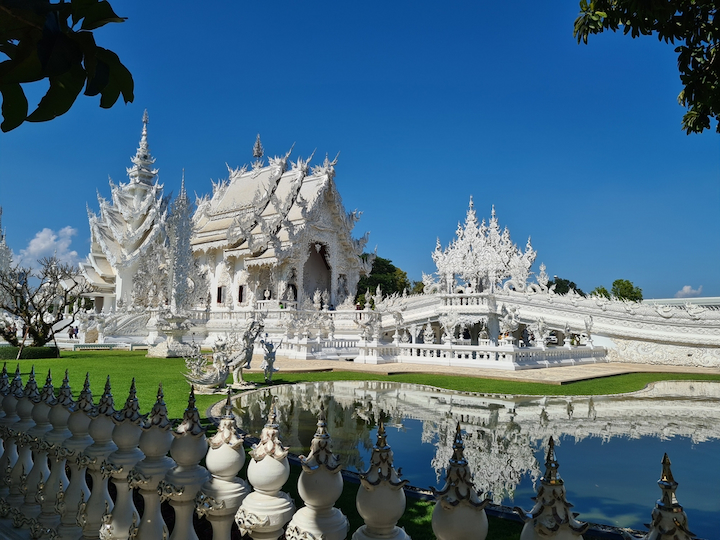 Wat Rong Khun nổi bật với kiến trúc màu trắng ấn tượng