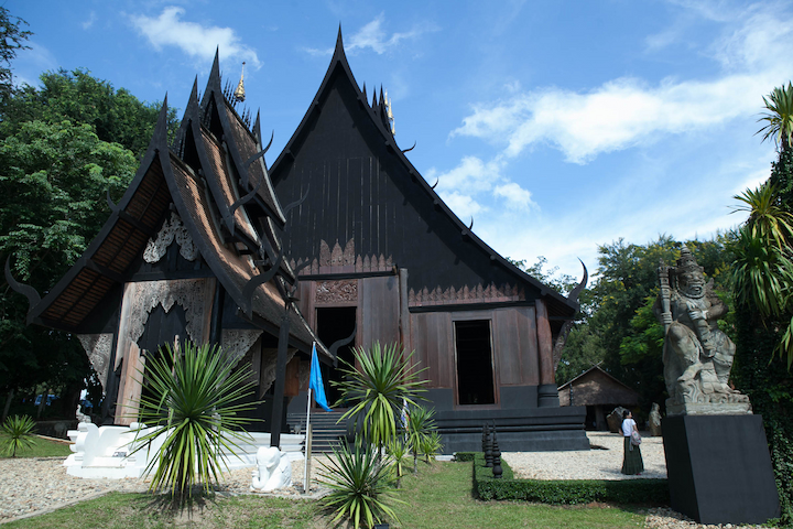 Baan Dam là nơi trưng bày nhiều tác phẩm nghệ thuật của Thawan Duchanee
