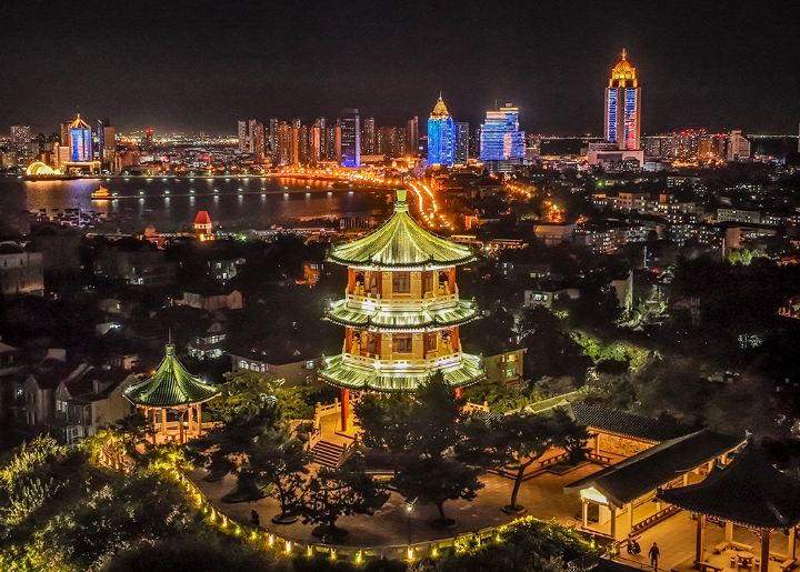 Từ đỉnh Tiểu Ngọc Sơn, du khách có thể phóng tầm mắt ngắm trọn vịnh Thanh Đảo thơ mộng.