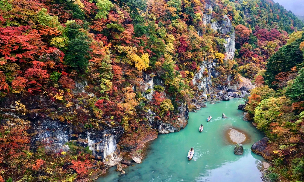 Ngâm mình dưới làn suối nóng và nhìn ngắm đất trời là một trải nghiệm khó quên