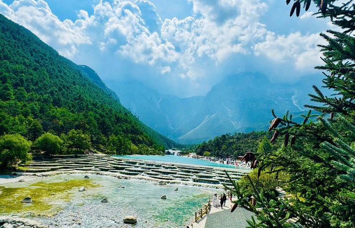 Ghé thăm những địa điểm nổi tiếng để khám phá văn hóa, ẩm thực và cảnh đẹp tại Côn Minh.