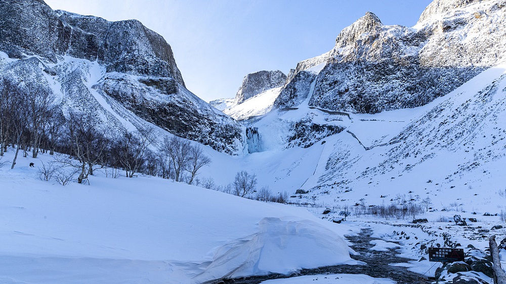 Núi Trường Bạch giữa mùa đông hiện lên hùng vĩ với tuyết trắng phủ kín