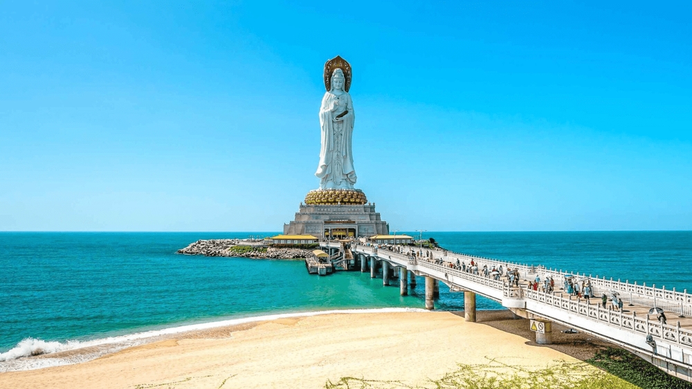 Tượng Quan Âm 108 mét sừng sững hướng biển tại Nam Sơn là biểu tượng linh thiêng giữa thiên nhiên khoáng đạt của Tam Á