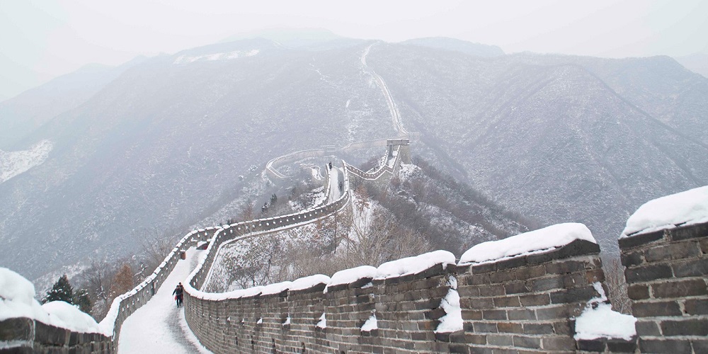 Vạn Lý Trường Thành tháng 1 trầm mặc và hùng vĩ, uốn lượn qua sườn núi phủ tuyết trắng xóa
