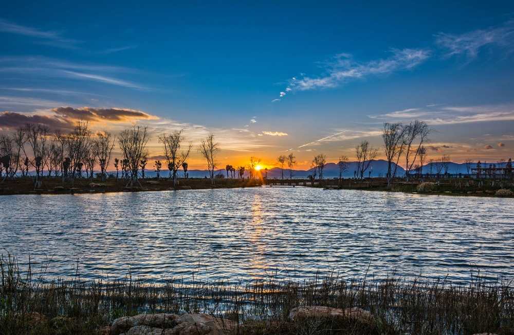 Hồ Điền Trì trong veo giữa tiết trời thu mát mẻ