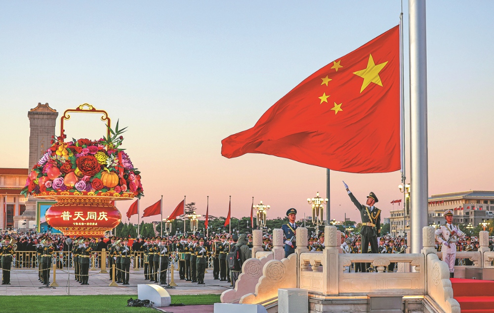 Quảng trường Thiên An Môn rực rỡ cờ hoa và pháo hoa dịp Quốc Khánh Trung Quốc.