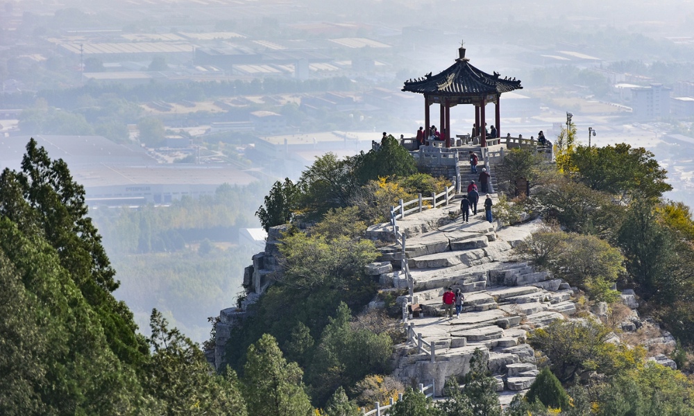 Người dân leo núi dịp Trùng Cửu – nét văn hóa truyền thống mang đậm ý nghĩa gia đình.