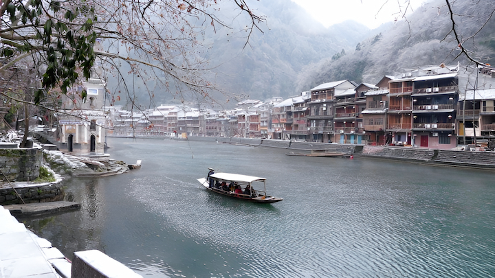 Khung cảnh thơ mộng tại Phượng Hoàng Cổ Trấn tháng 12