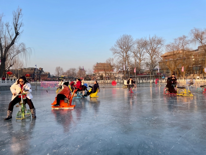 Du khách có thể tham gia trượt băng, đạp xe trên băng tại hồ Hậu Hải vào mùa đông