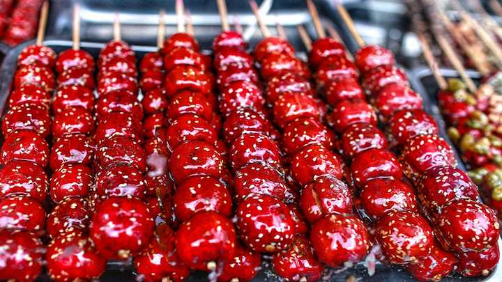 Kẹo hồ lô được yêu thích bởi hương vị thơm ngon và màu sắc bắt mắt