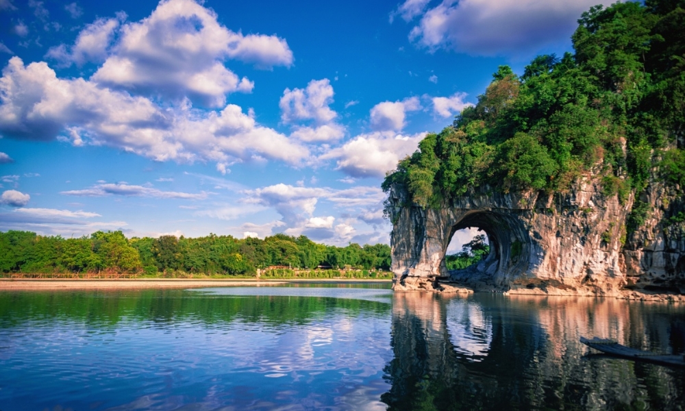 Chiêm ngưỡng thắng cảnh núi Vòi Voi bên sông Ly Giang ở Quế Lâm