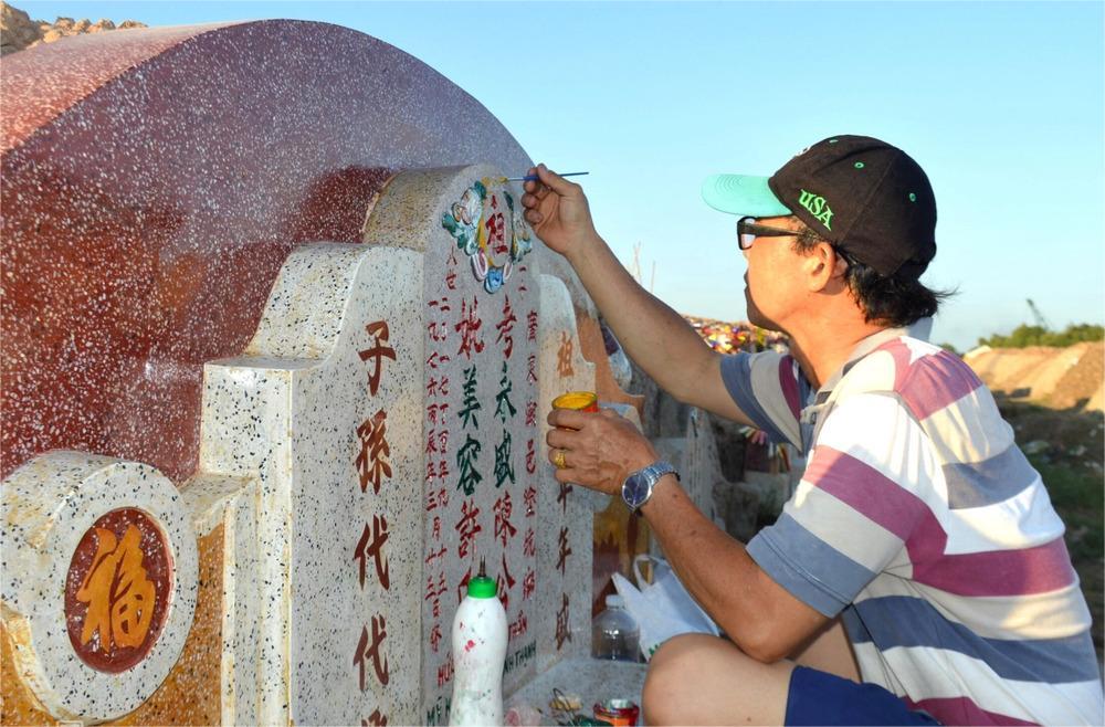 Người dân dâng hương và dọn dẹp phần mộ trong dịp Tết Thanh Minh – lễ tiết mang đậm giá trị tâm linh và văn hóa gia đình