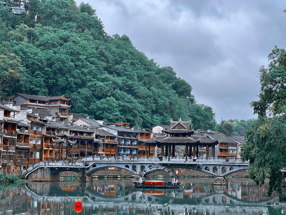 Phượng Hoàng Cổ Trấn bình yên bên dòng sông Đà Giang trong sương sớm dịu dàng