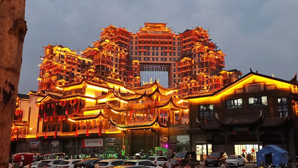 72 Kỳ Lầu rực rỡ ánh đèn về đêm, như lâu đài lơ lửng giữa mây khói Trương Gia Giới