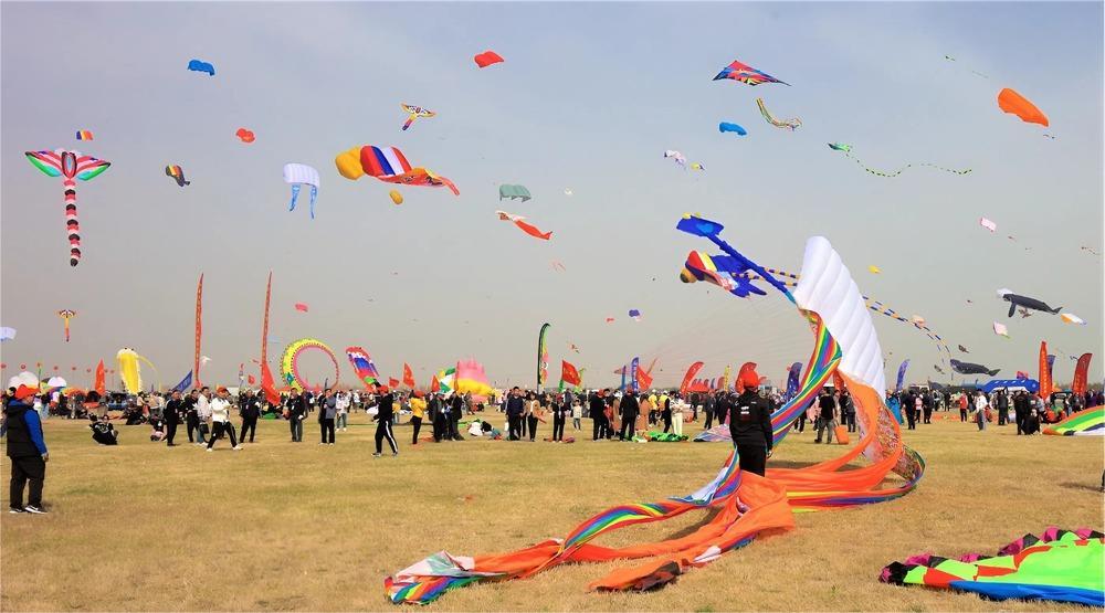 Bầu trời Duy Phường rực rỡ với hàng trăm chiếc diều đủ hình dạng – một lễ hội nghệ thuật độc đáo giữa mùa xuân Trung Quốc