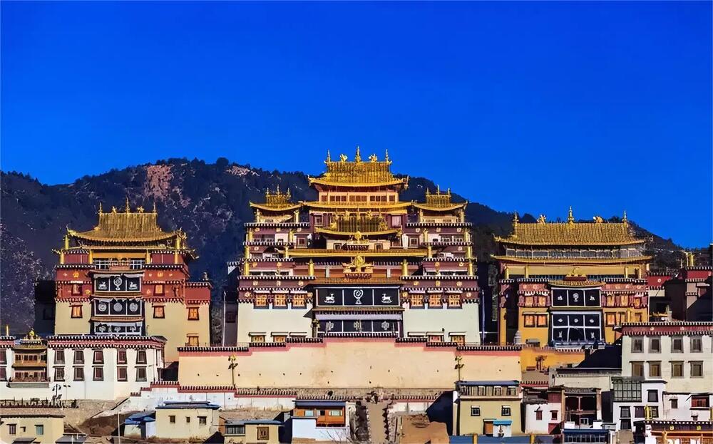 Shangri-La tháng 5 đẹp như tranh vẽ với kiến trúc Phật giáo Tây Tạng