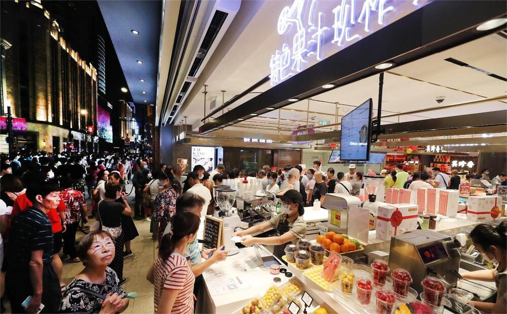 Không khí tấp nập tại khu ẩm thực trên Nanjing Road về đêm