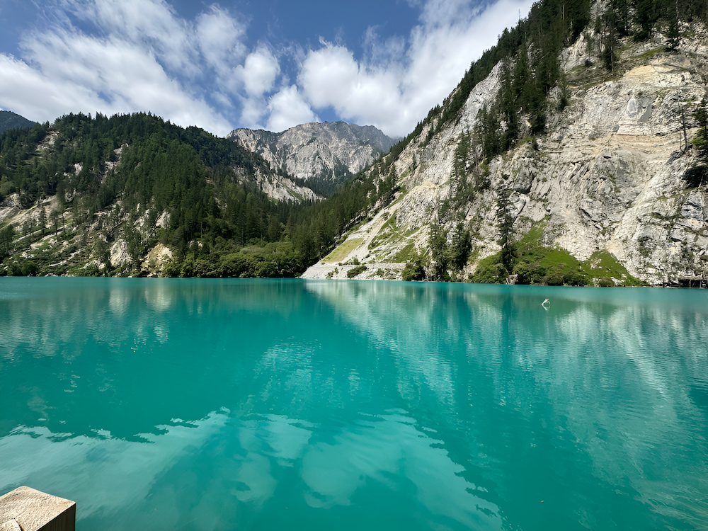 Cửu Trại Câu nổi bật với các hồ nước sắc xanh ngọc trong vắt