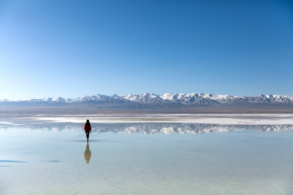 Hồ muối Thanh Hải với cảnh tượng như bầu trời và mặt đất hòa làm một