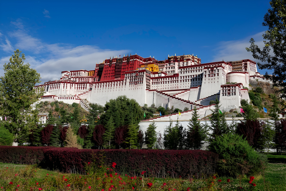 Cung điện Potala nổi bật với tông màu trắng - đỏ độc đáo